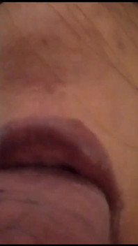 Moglie nera si fa sborrare in bocca da un ragazzo bianco