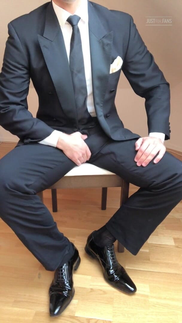 Master Shiny Shoes: Avrunkning i svart kostym