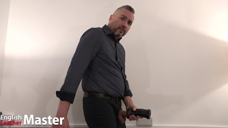 EnglishLeathermaster: टीचर हस्तमैथुन करने वाले का उपयोग करता है और हिलाने के निर्देश देता है