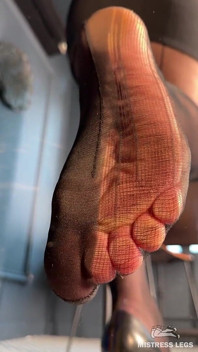 Guardami stuzzicarti con i miei piedi di nylon strappati attraverso il vetro