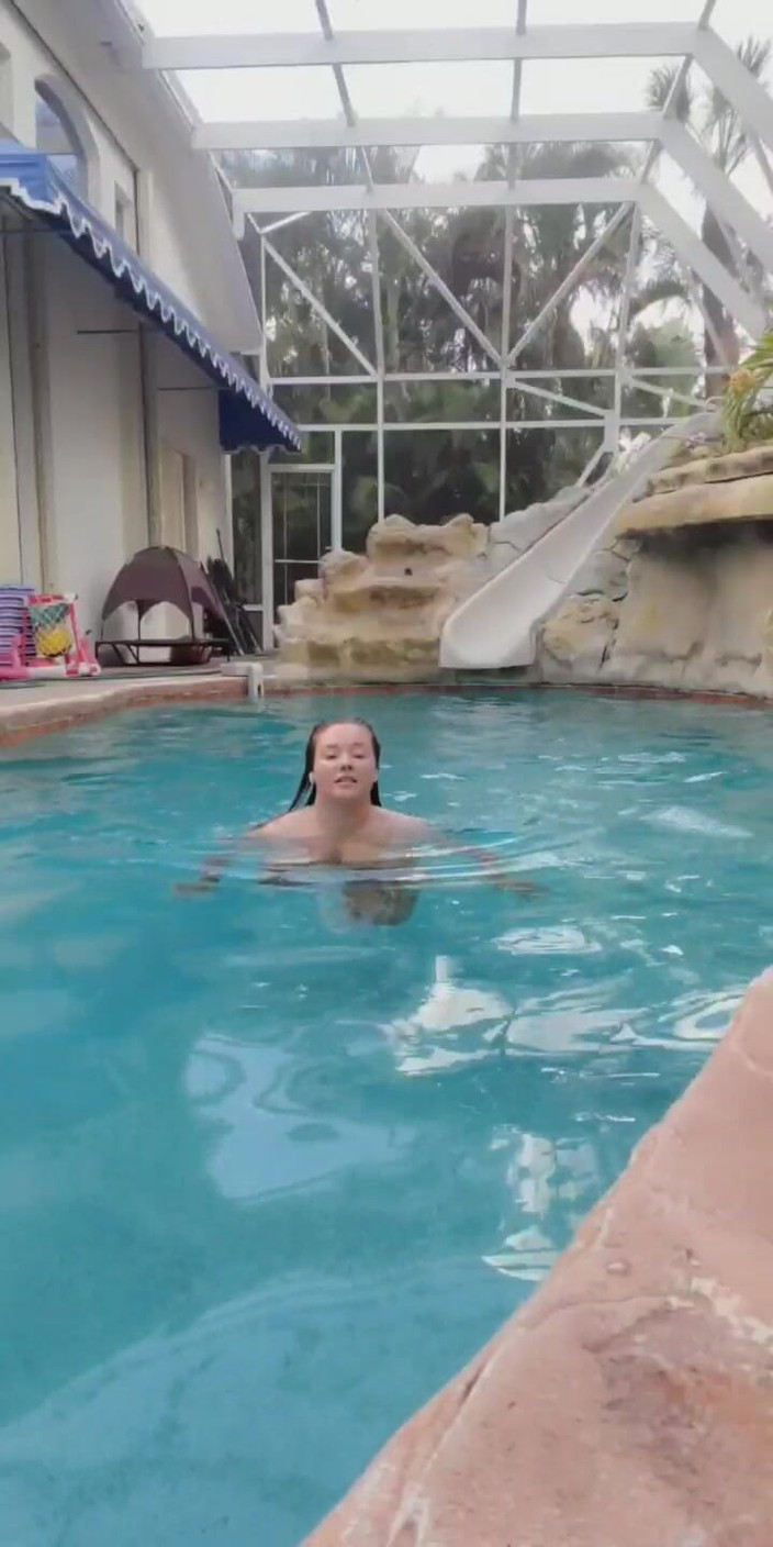 Annabelle Rogers: Обнаженная плавает в бассейне