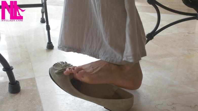 Nyllady: Ballet Flats Shoeplaying on Barefoot