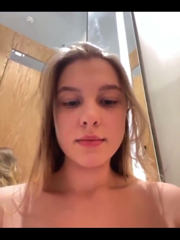 JuiceLussie: Primeira vez em público se masturba de perto