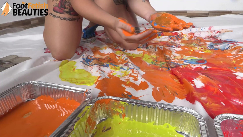 Foot Fetish HD: Diva morena cubre sus pies y manos con pintura para...