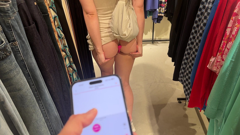 Verlonis: Tachinarea cu vibratorul se transformă în sex sălbatic în cabina de probă...
