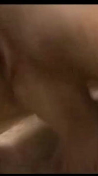 คุณนายแก่กับหนุ่มเย็ดหีดูดควยสามคนในห้องน้ำ