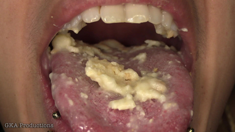 Ginary's Kinky Productions: Remy Mouth taquine les minuscules miettes de cracker et commandes