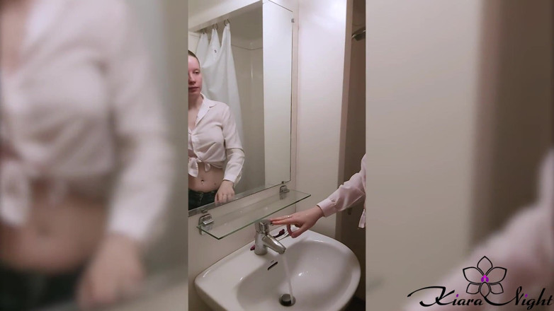 Kiara Night: Siswa menyikat gigi dan bermain memek di kamar mandi kereta