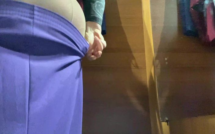 SoloRussianMom: モールの試着室でスカートを試着する曲線美熟女。