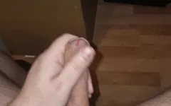 Je branle ma bite non circoncise et je jouis sur mon ventre poilu et costaud.