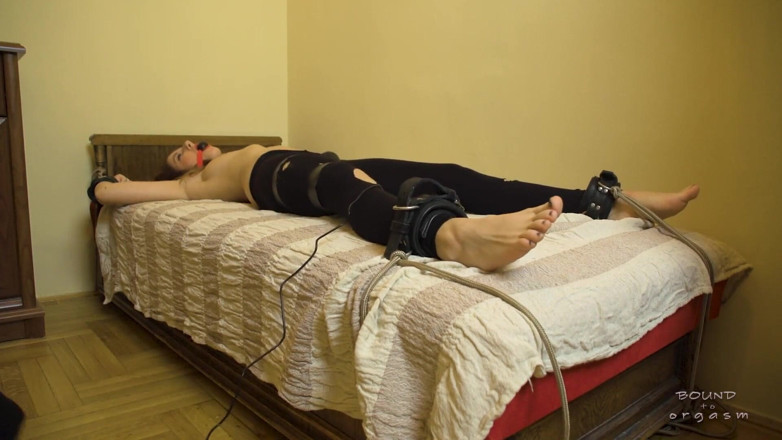 Bound to Orgasm: Squirming sur le lit
