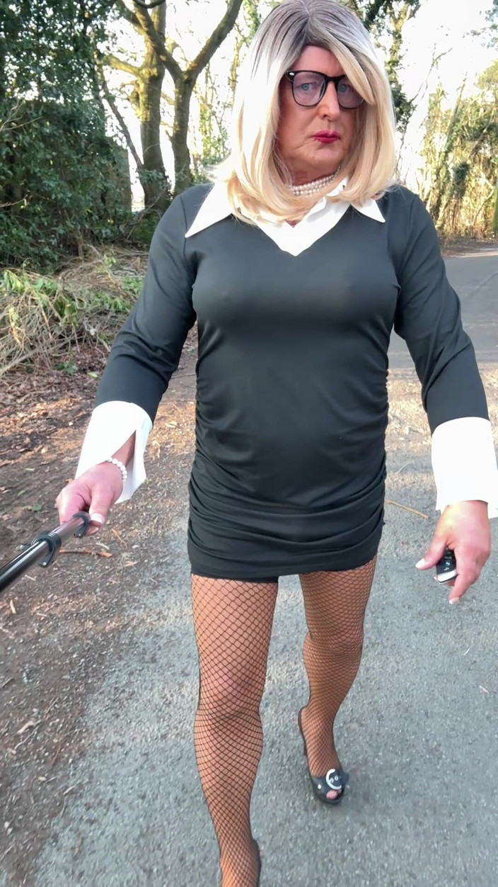 Kellycd2022: Sexy Crossdresser Kellycd2022 Procházka uličkou