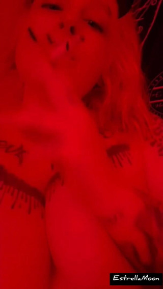 Estrella Steam: Démonská dívka kouří cigaretu při hraní si se svými kozami