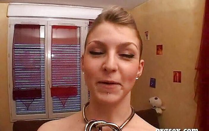 Orgsex: Ariane gioca con un dildo