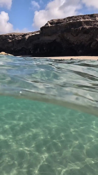 Гола мамка плаває з анальною пробкою під водою