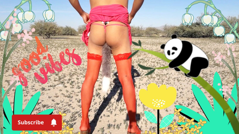 Misaelechowski: Une jolie salope avec un plug anal en mini-jupe et...