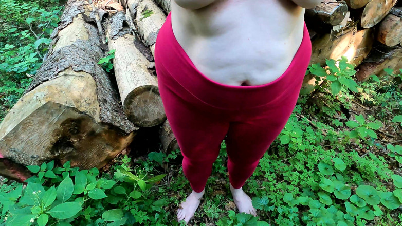Bouncy Tits Action: Boso i topless w lesie
