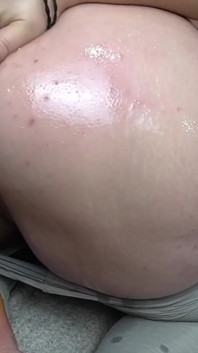 Camgirl wordt geneukt door een seksmachine en wordt nat!!