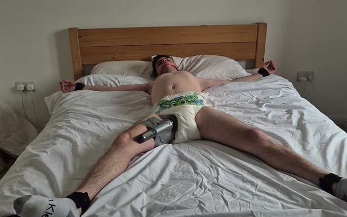 Kinky Alex: Jongen vastgebonden aan het bed