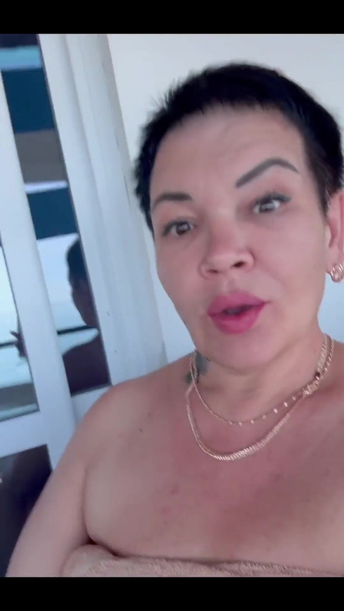 KarmenMilf: Aku lagi asik muasin memekku sendirian di balkon di pinggir...