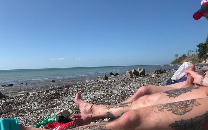 Falcon Al: Masturbarse y chupar a un amigo en la playa