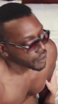 性感的接吻迅速切换到黑发白发女郎拿走他大黑的每一寸大黑