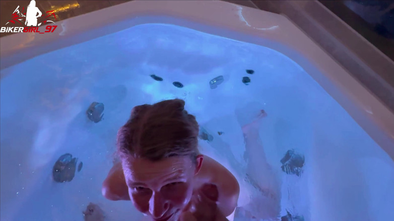 Bikergirl_97: Riskanter Geiler Blowjob Im Spa! Facial Voll in Meine Fresse