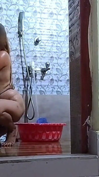 Dopo aver fatto sesso con suo marito, la cognata (bhabhi) iniziò a farsi intime con il suo cognato (devar) in bagno.