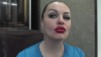 Goddess Misha Goldy: Sexy make-up obrovské červené rty kouří