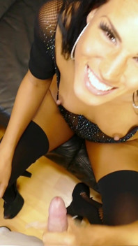 La magra teen tedesca latina christey ley con mini tette seduce per scopare