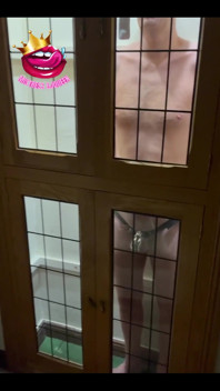 Ich halte meinen Keuschheitssklaven auf der Show nackt in meiner Vitrine im Wohnzimmer stehen.