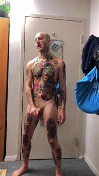 Getatoeide twink masturbatie solo