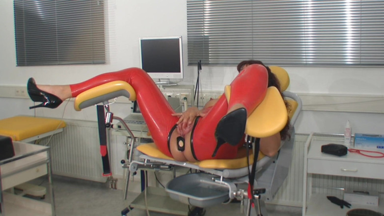 Rubber & Clinic Studio - 1ATOYS: Memompa memek dengan lateks