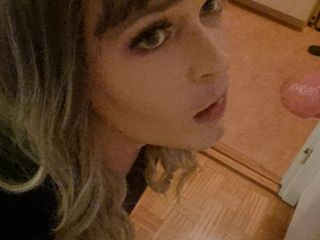 TezzieLuv: Chica trans cachonda ama la garganta profunda de su juguete...