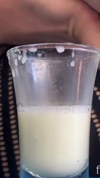 Drei brille mit frischer muttermilch aus meinen vollen brüsten füllen