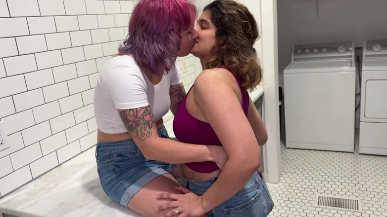 Cutikatxoxo: Lesbian Affair with a Pakistani Slut
