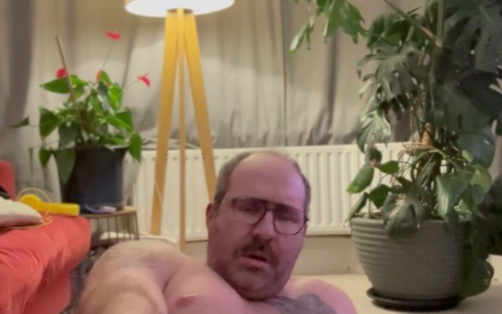 Big bear Craig: Über den dildo in meiner papi-muschi gebeugt