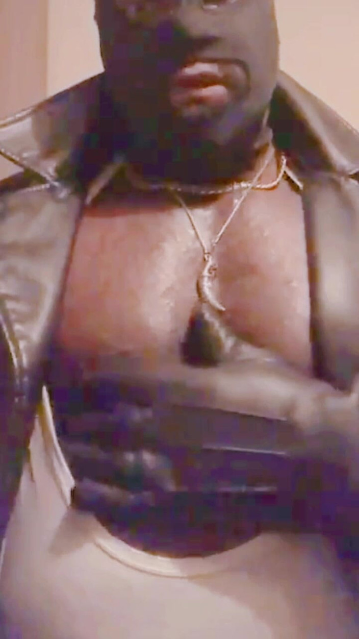 Black smoking muscle stepdad: Màn khoe vú to cơ bắp &amp; buổi hút thuốc