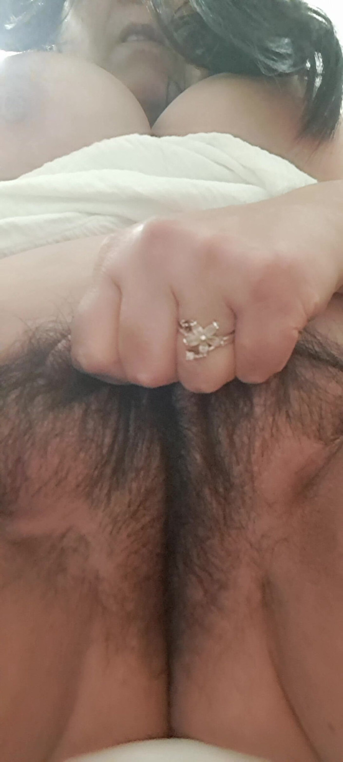 Mommy big hairy pussy: Милфа трогает то, что под богатым платьем