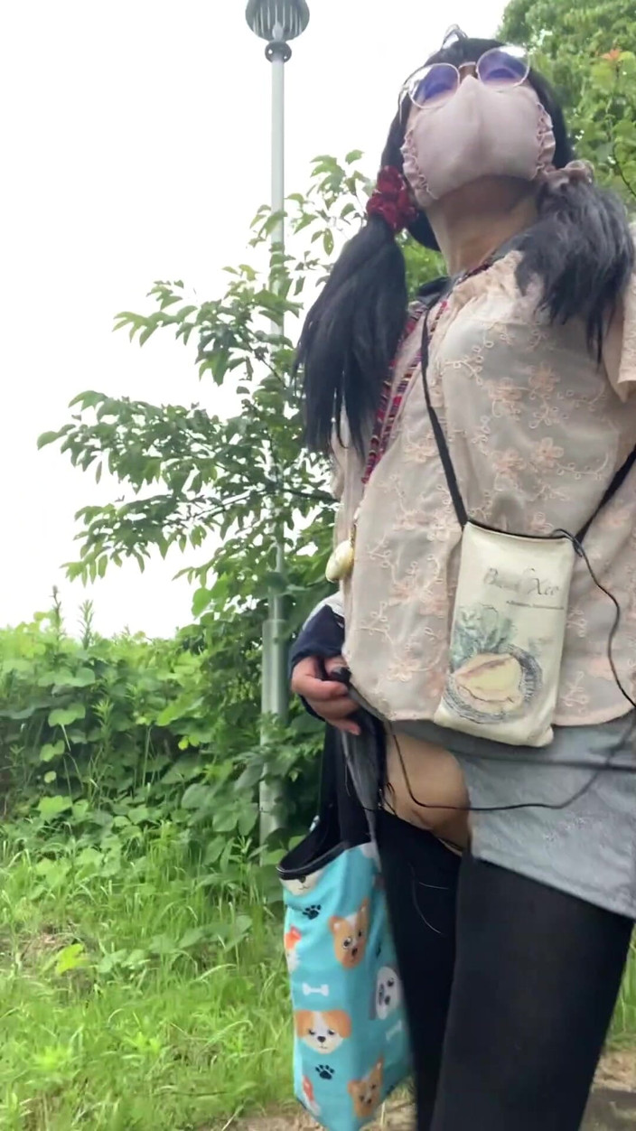 megu2002: Nr. 256 plimbându-se în parc în pantaloni tăiați între spații