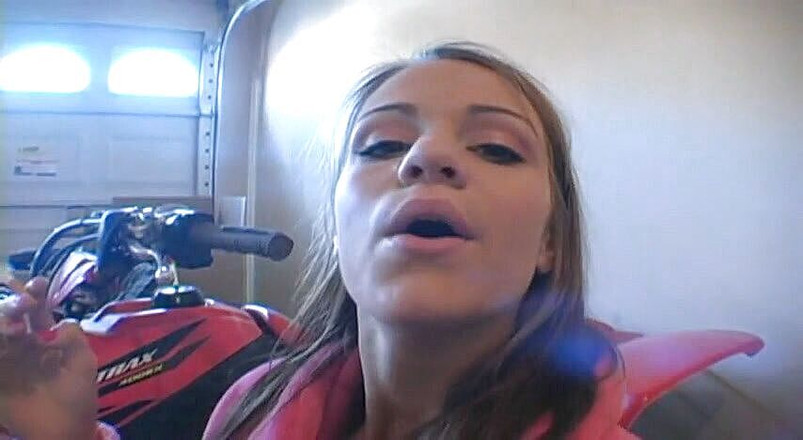 Femdom Austria: Schönes teen im bademantel raucht eine zigarette in der garage