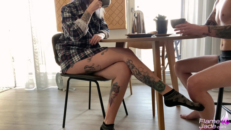 Flame Jade: Une petite amie lubrique suce une bite au lieu du...