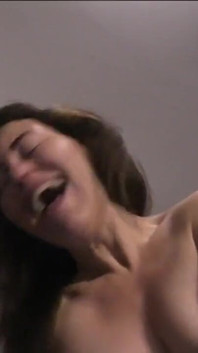熟女はあなたのコックがもう我慢できなくなるまであなたをくすぐります