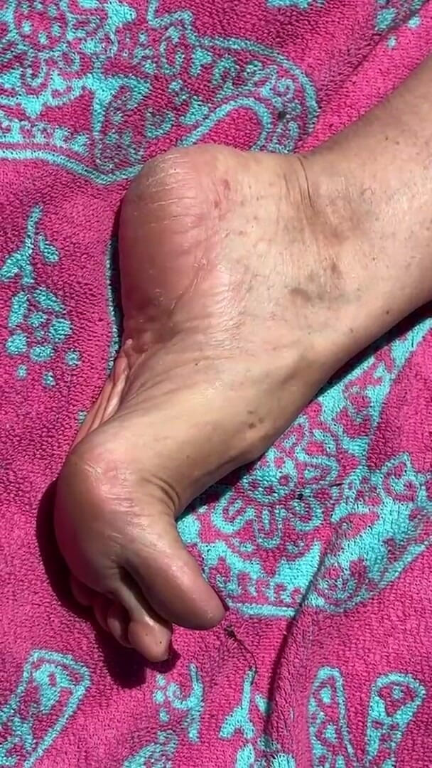 Aunt Ann: Solicitud de fan, abuelita desnuda bajo el sol muestra sucias...