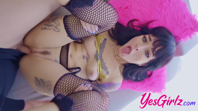 YesGirlz: สาวรอยสักน้ําแตกอย่างหนัก
