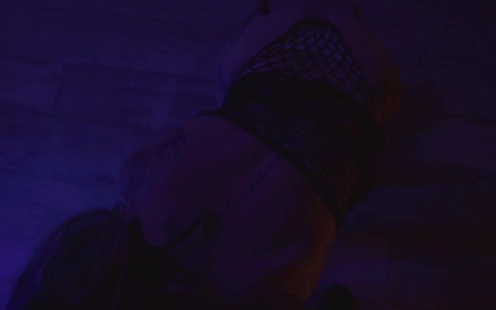 Petite Asian hefburg: Miauw for Me Kitty