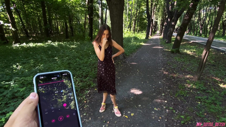 My Little Betsy: Passeggiata nel bosco con l lussureggiante finisce con sborrate sul...