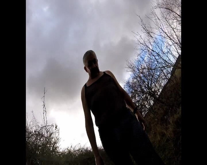 Andy: Cewek ini jalan-jalan sambil pakai baju