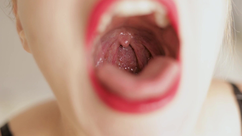 Mrs Peachesxx: Look Into My Mouth