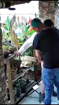 Kamera tertangkap isteri mengongkek dua kawan baik saya semasa saya di tempat kerja